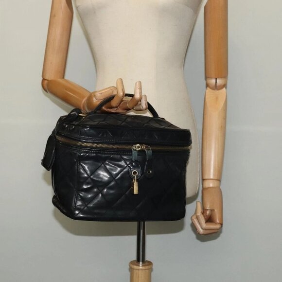 CHANEL Matelasse Vanity Pouch Enamel Black Gold CC Auth - Picture 1 of 16